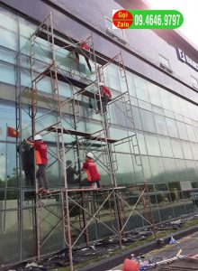 Dịch vụ lau kính tòa nhà tại Bình Dương